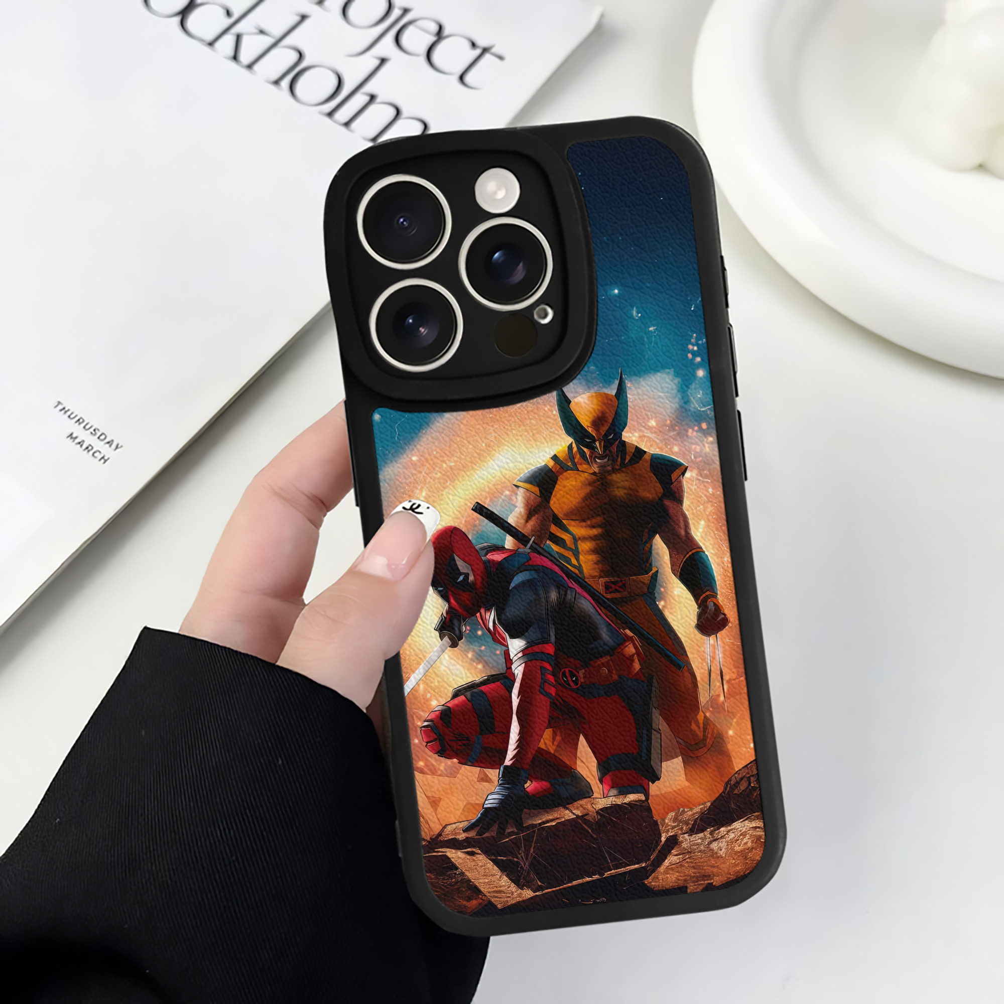 （画像用） Deadpool デッドプール 【iPhone 16シリーズ対応】シリコンスマホケース（レザー調） 材質：シリコン